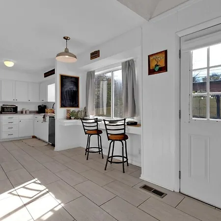 8 Beds! Spacious Abode Ideal For Larger Groups!