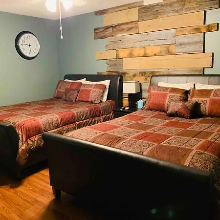 8 Beds! Spacious Abode Ideal For Larger Groups! Holiday home