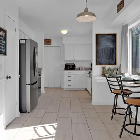 8 Beds! Spacious Abode Ideal For Larger Groups! Holiday home *
