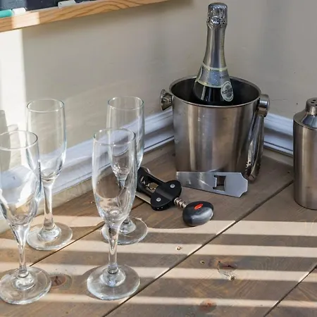 Holiday home 8 Beds! Spacious Abode Ideal For Larger Groups!