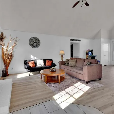 8 Beds! Spacious Abode Ideal For Larger Groups!