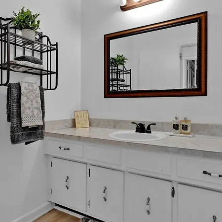 8 Beds! Spacious Abode Ideal For Larger Groups! *