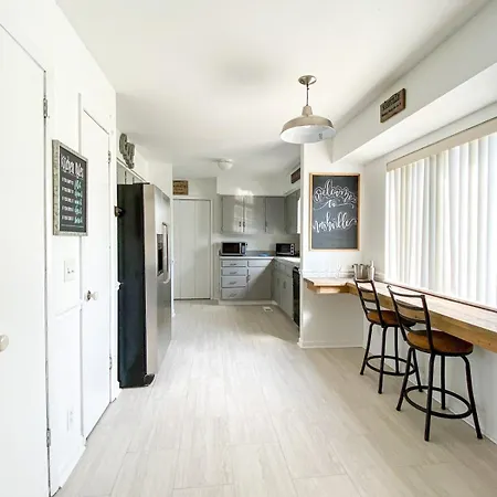 8 Beds! Spacious Abode Ideal For Larger Groups! Holiday home