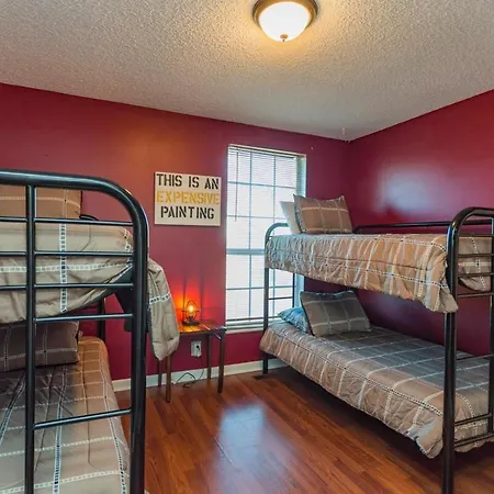 8 Beds! Spacious Abode Ideal For Larger Groups! Holiday home Nashville