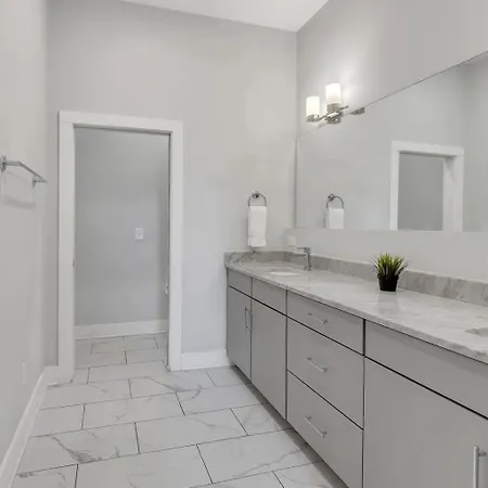 1035 Fairwin Ave Apartment