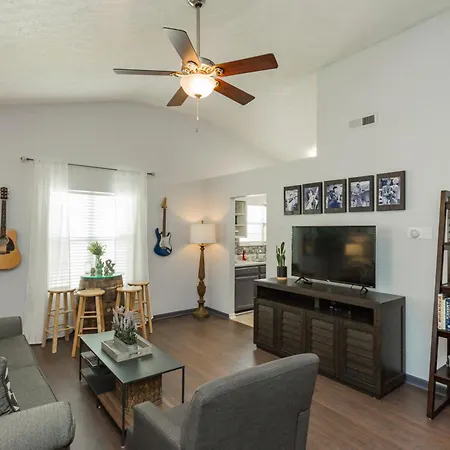 Looby Location- Charming 3br 10 Min To Downtown Holiday home