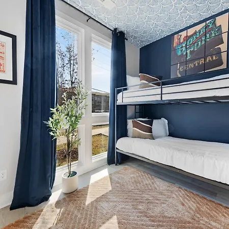 The Trillium & The Iris - 2 Homes 6 Bedrooms * Nashville