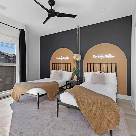 The Azalea & The Sunflower - Two Four Bedroom Homes Holiday home