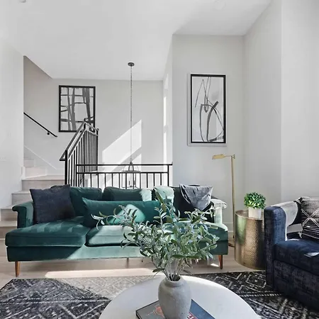 The Azalea & The Sunflower - Two Four Bedroom Homes Holiday home Nashville