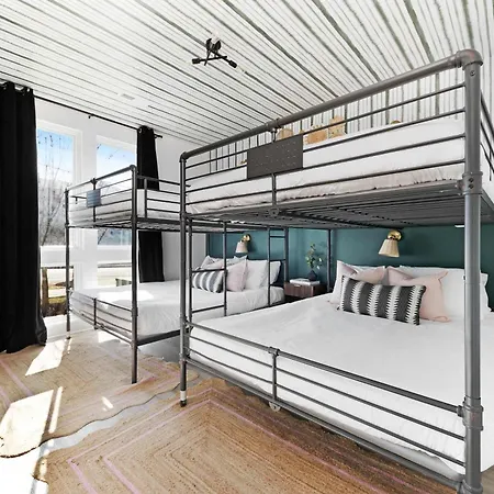The Azalea & The Sunflower - Two Four Bedroom Homes Holiday home
