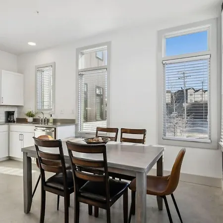 Modern Townhome 2 Miles South Of Downtown And Broadway Ave Apartment *