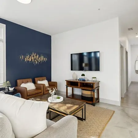 Modern Townhome 2 Miles South Of Downtown And Broadway Ave Apartment
