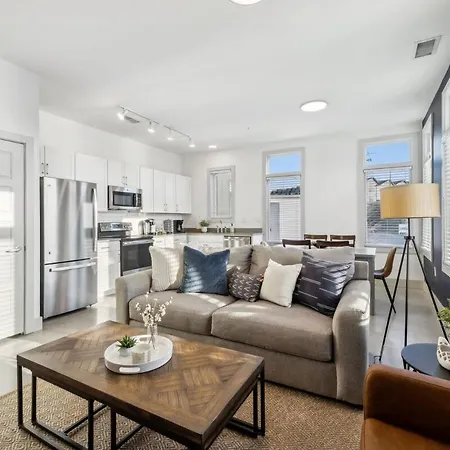 Modern Townhome 2 Miles South Of Downtown And Broadway Ave