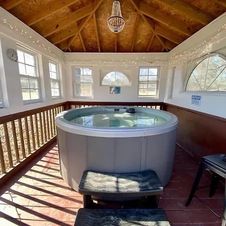 Private 1.35-acre Estate | Hot Tub, Pool Hall & Courts | Sleeps 11 Holiday home Nashville