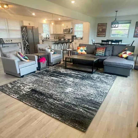 Private 1.35-acre Estate | Hot Tub, Pool Hall & Courts | Sleeps 11 Holiday home Nashville