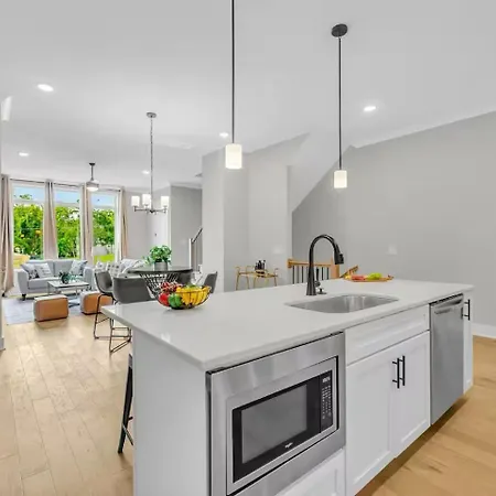 Four Bedroom In Oceola Ave Apartment