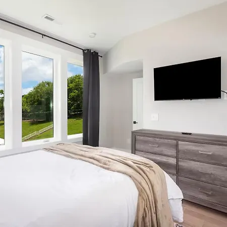 Four Bedroom In Oceola Avenue *