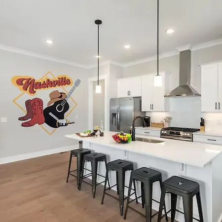 Four Bedroom In Oceola Avenue Apartment Nashville