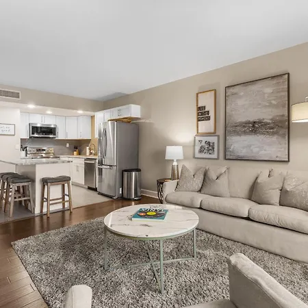 Holiday home On Famous Music Row - Pool, Parking, Walk To Bars