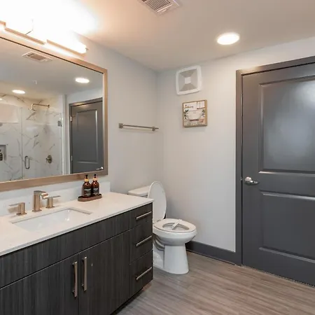 Corporate Chic Walkable And Quiet Apartment