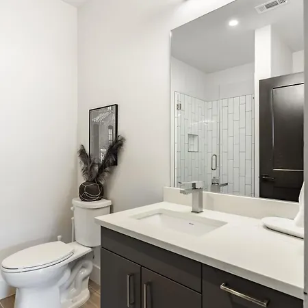 Holiday home Sleeps 18 3 Modern Midtown W Gym Pool Walkable To Shops Eats