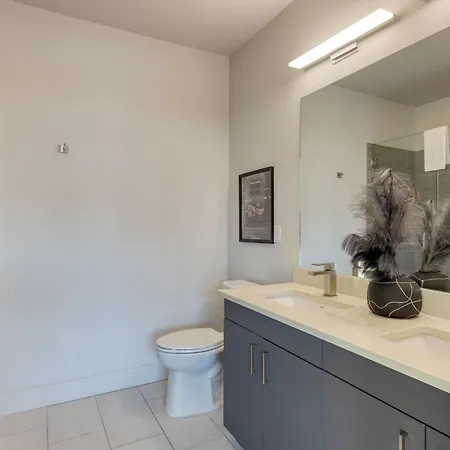 Sleeps 18 3 Modern Midtown W Gym Pool Walkable To Shops Eats Holiday home *
