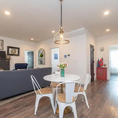 Germantown-Adjacent 4Br Home With Private Deck & Grill Holiday home