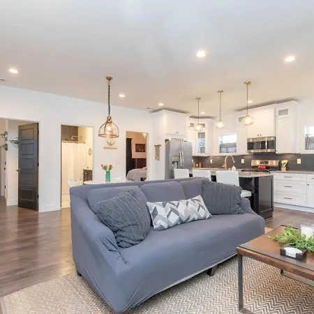 Germantown-Adjacent 4Br Home With Private Deck & Grill Holiday home