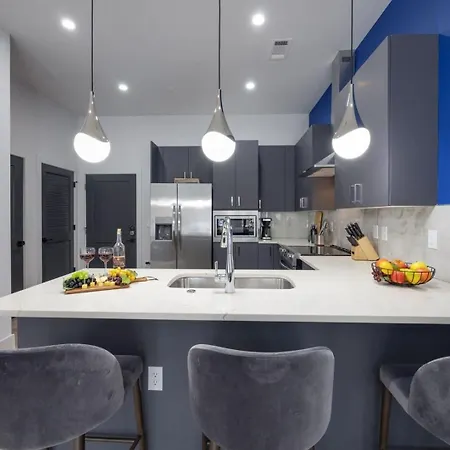 2 Modern In Heart Of Midtown Walkable Location Patio Pool Gym *