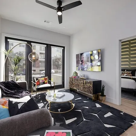 2 Modern In Heart Of Midtown Walkable Location Patio Pool Gym Holiday home *