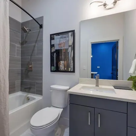 Holiday home 2 Modern In Heart Of Midtown Walkable Location Patio Pool Gym