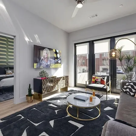 2 Modern In Heart Of Midtown Walkable Location Patio Pool Gym *