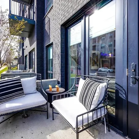 2 Modern In Heart Of Midtown Walkable Location Patio Pool Gym Holiday home