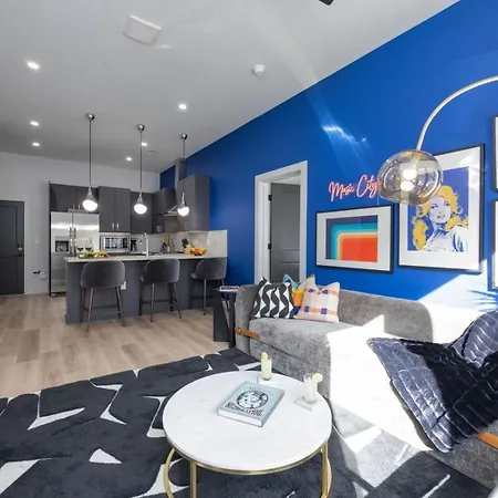 Holiday home 2 Modern In Heart Of Midtown Walkable Location Patio Pool Gym