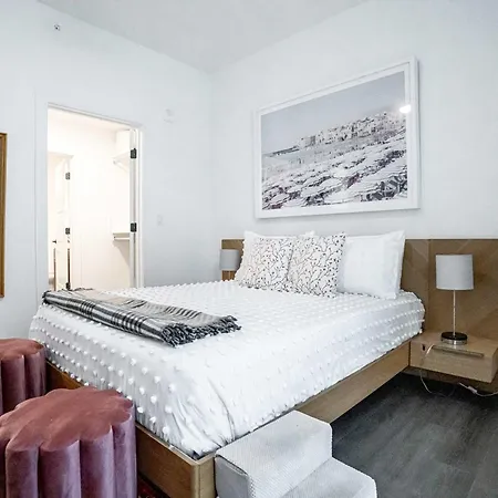 Luxe 2 Bed 2 Bath Apartment *