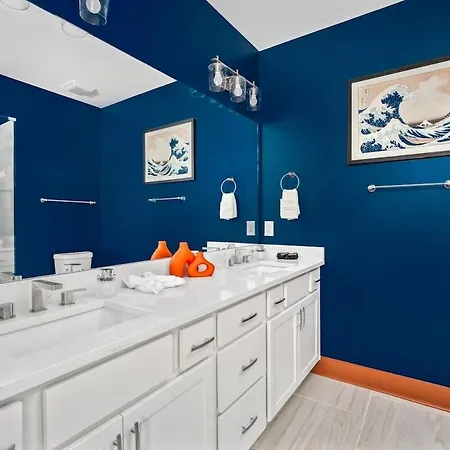 Chic Oasis 2 Miles From Dt - Pool Table - B-dashy Holiday home