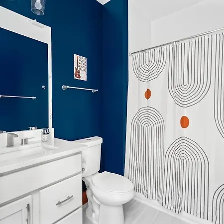 Chic Oasis 2 Miles From Dt - Pool Table - B-dashy Holiday home *