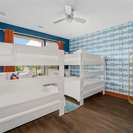 Chic Oasis 2 Miles From Dt - Pool Table - B-dashy Holiday home *