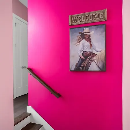 Holiday home Disco Cowgirl Broadway 2miles - 8 Q Beds - Rooftop - Omg