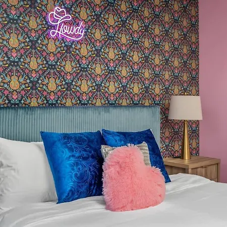 Holiday home Disco Cowgirl Broadway 2miles - 8 Q Beds - Rooftop - Omg *