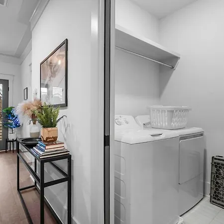 14 Bed Luxe Retreat With Game & Perfect For Large Groups! *