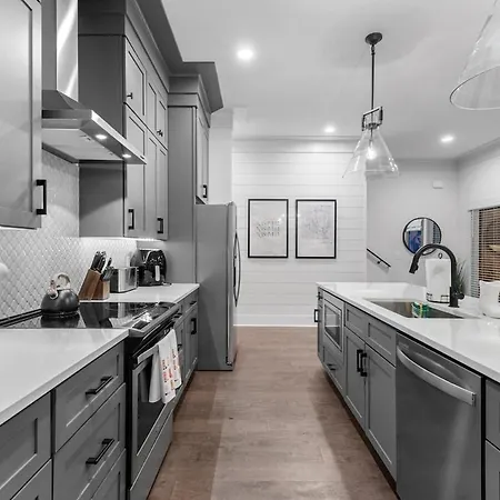 14 Bed Luxe Retreat With Game & Perfect For Large Groups! *