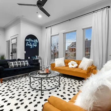 Holiday home 14 Bed Luxe Retreat With Game & Perfect For Large Groups!