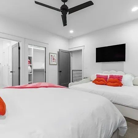 14 Bed Luxe Retreat With Game & Perfect For Large Groups! *