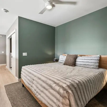 Penthouse Luxury With Pool Patio And View Walk To Broadway *