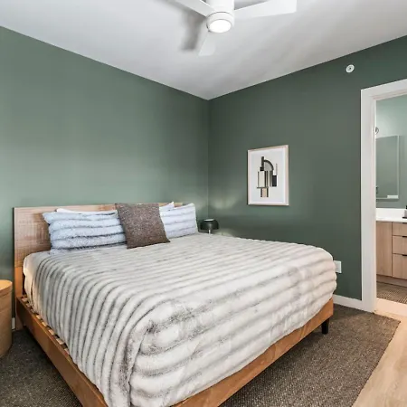 Penthouse Luxury With Pool Patio And View Walk To Broadway *