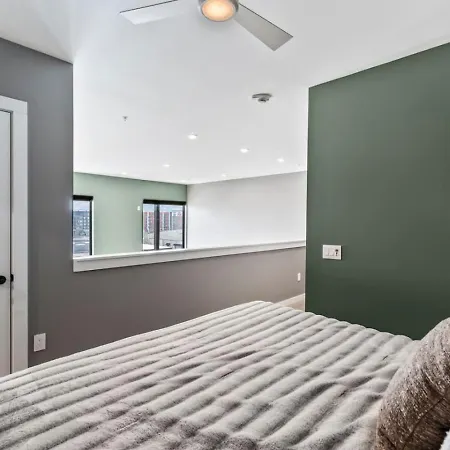 Penthouse Luxury With Pool Patio And View Walk To Broadway *