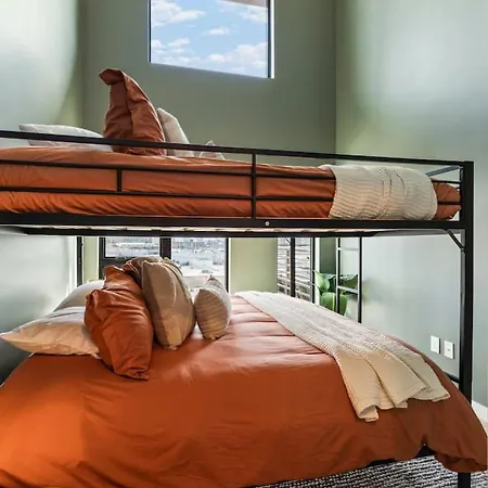 Holiday home Penthouse Luxury With Pool Patio And View Walk To Broadway