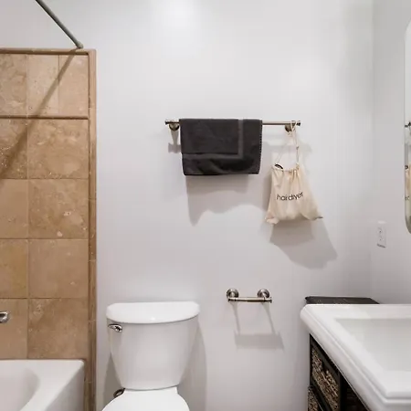 Loft Literally On Broadway Live Music & Bars Apartment *