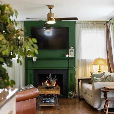 The Woods Cozy 3br Near Downtown Holiday home *